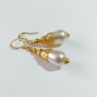 Нежни и красиви перлени обици с изящен обков в цвят злато , снимка 3 - Обеци - 34878169