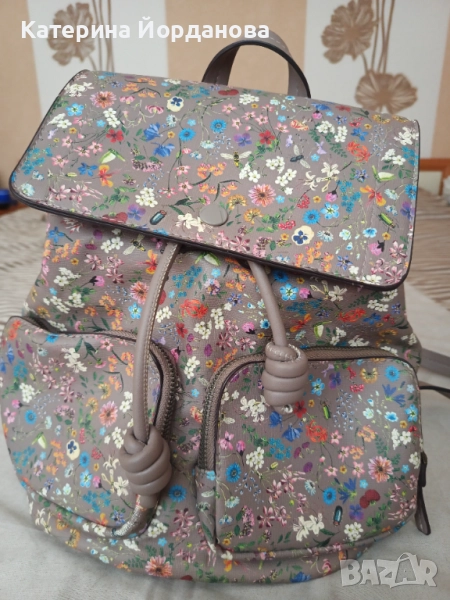 Дамска чанта - тип раничка, снимка 1