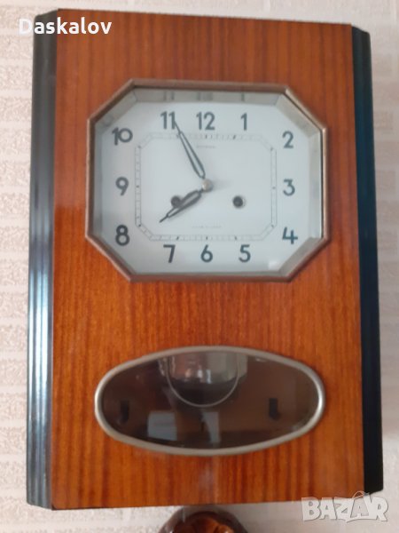 Продавам стар стенен часовник с механизъм , снимка 1