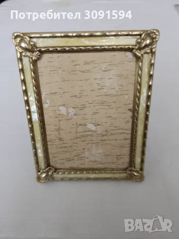     Винтидж рамка за снимки със статив от  метал и седеф в  добро състояние.    Размери 11/9,см