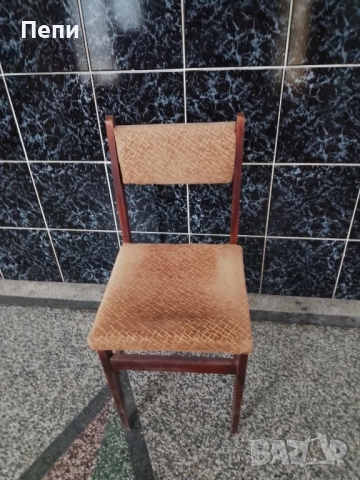 Дървени столове с тапицерия