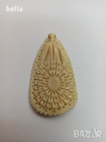 Стар медальон от слонова кост