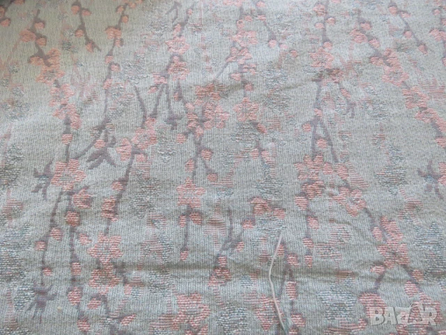 Българска дамаска сив фон с розов цвят  - 6 метра широчина 1,45 дамаска за диван и др., снимка 2 - Платове и дамаски - 50678168