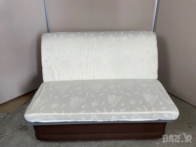 Прав разтегателен диван с опция сън в много добро състояние 