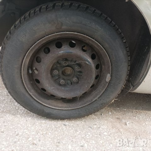 Оригинални метални джанти Тойота Аурис 2009 година зимни гуми Тигър 185/60/15, снимка 4 - Гуми и джанти - 43943942