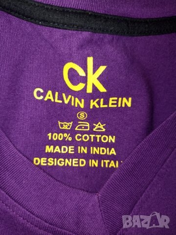 Calvin Klein S,M- Оригинална лилава тениска с щампи в жълто, снимка 4 - Тениски - 37734066
