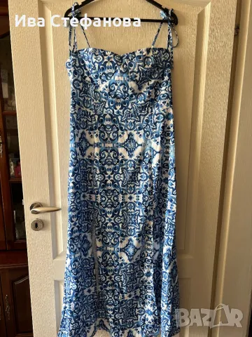 Разкошна нова  синя бяла дълга елегантна рокля с цепки женствена кройка 