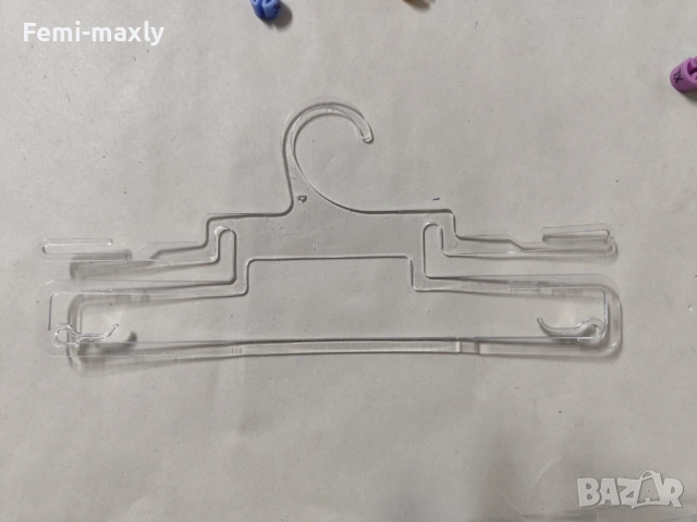 прозрачни закачалки за бельо и бански