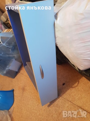 Продавам чекмедже със светло сиво лицее