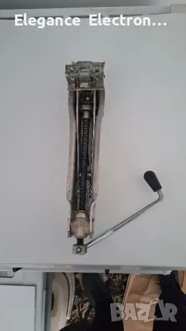 Оригинален крик за Audi A4 B6/B7 – 8E0 011 031C
, снимка 4 - Аксесоари и консумативи - 50224944