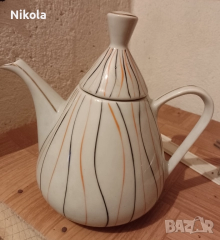 Стар порцеланов съд за чай