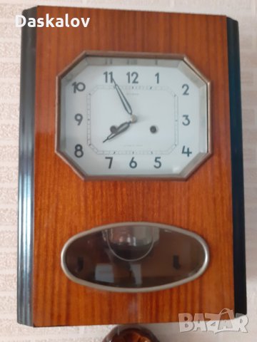 Продавам стар стенен часовник с механизъм , снимка 1