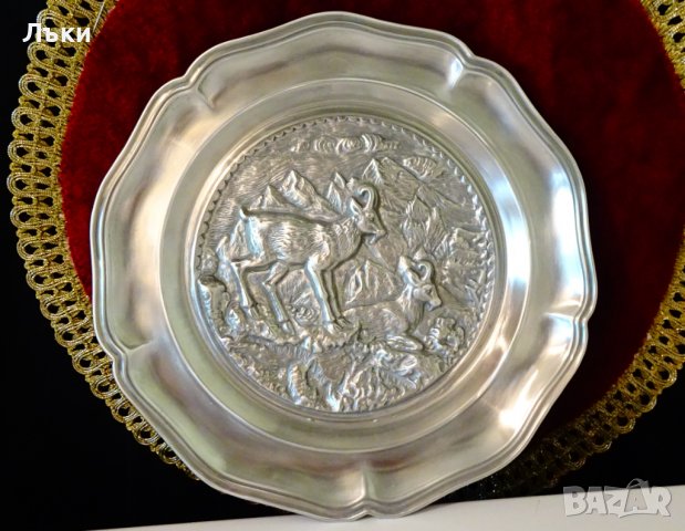 Чиния за стена,пано от калай с Диви Кози,Казуар. , снимка 2 - Антикварни и старинни предмети - 37512547