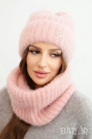 Дамски комплект шапка и зимен пухкав шал с декоративна емблема, 11цвята , снимка 7 - Шапки - 52422201