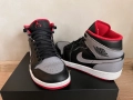 ОРИГИНАЛНИ Nike Air Jordan 1 mid в размер EUR42, снимка 2