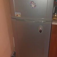 Хладилник с горна камера и диспенсър за вода-марка Самсунг-инокс 
