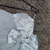 Елегантна светло сива рокля с панделка, снимка 3 - Рокли - 35492109