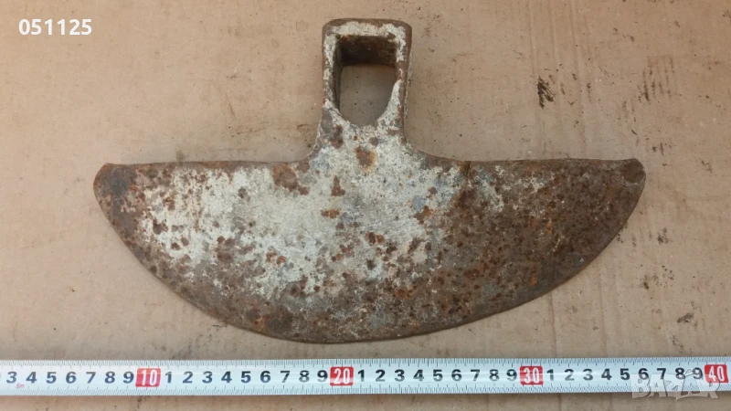 стара соц. масивна мотика , снимка 1