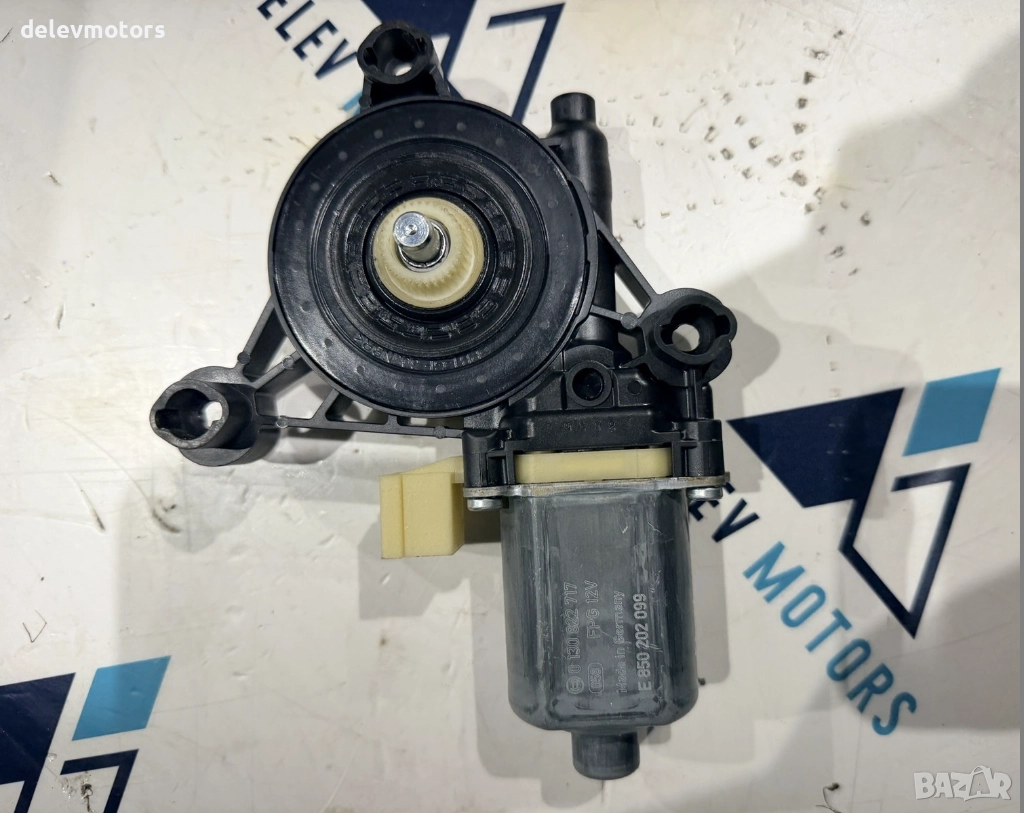 5Q0959801B моторче за предна дясна врата от Audi A3 1.0 TFSI, двигател CHZ, ск. кутия DSG 7 S-tronic, снимка 1