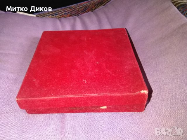 Масивна стъклена плакета 90години БКП фи 13см дебел 2см тегло 600грама в кутия  165х165мм, снимка 8 - Колекции - 39711942