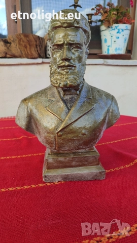 Бюстове на Христо Ботев и Васил Левски изработени от майстор от бетон , снимка 13 - Статуетки - 52747652