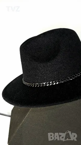 Федора шапка, черна с червено дъно, снимка 2 - Шапки - 48145602