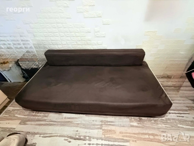 Диван , три места, разтегателен. Втора употреба, запазен.