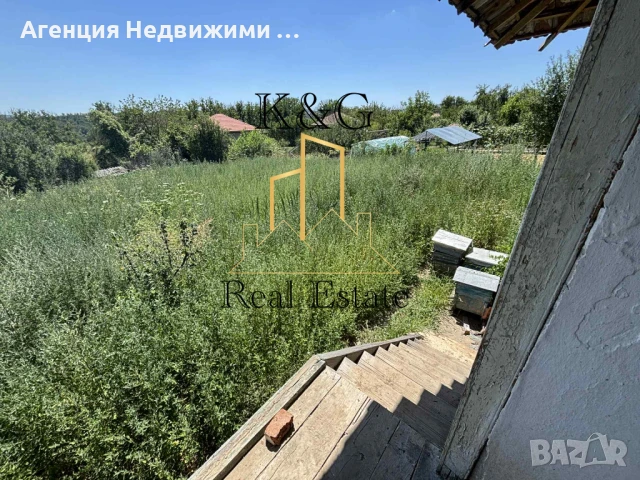 Двуетажна тухлена на гредоред къща в с. Осенец 