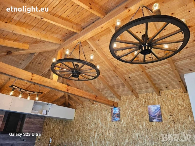 Полилеи, осветление,лампи от автентични колела от каруца с ръчно изработени дървени чашки , снимка 7 - Полилеи - 52059038