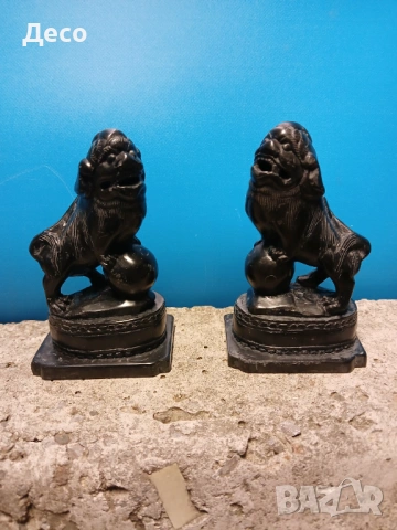 Фу кучета, чифт от китайски произход, от черен базалт върху основа.