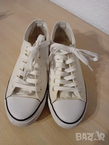 Бели кецове, снимка 1