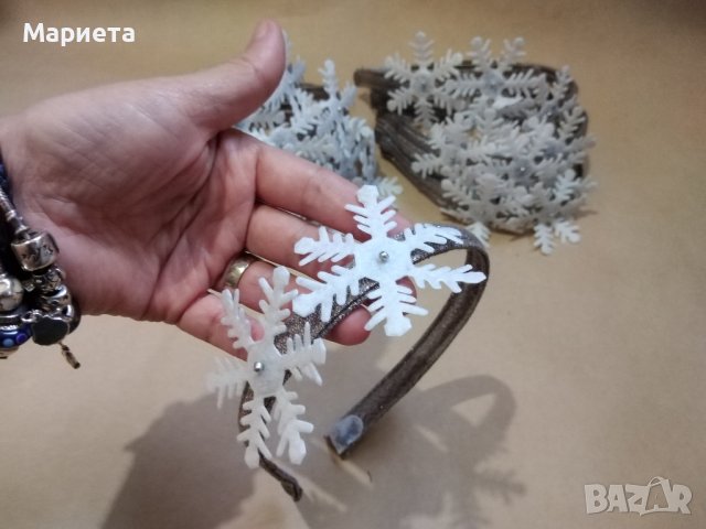Сребриста Диадема със Снежинки Коледна Диадема Сребърна Диадема с бели снежинки Ръчна Изработка , снимка 3 - Аксесоари за коса - 43216855