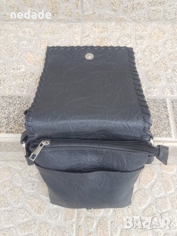 Малка черна дамска чанта с цял капак обшит с кожена лента през рамо или през тялото от екокожа , снимка 6 - Чанти - 28650961