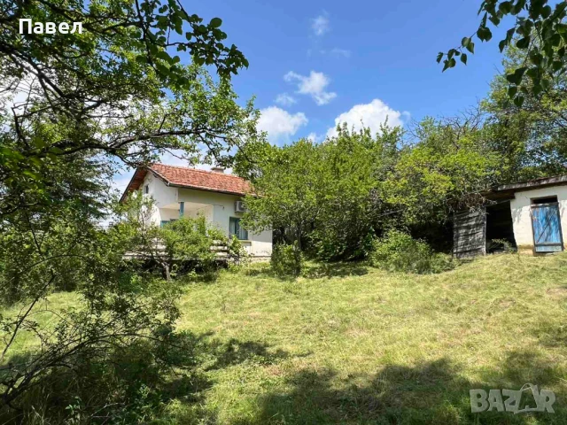 Продавам уютна вила с панорамна гледка в село Комщица, Годечко, на 78 км от София, снимка 2 - Вили - 50747166