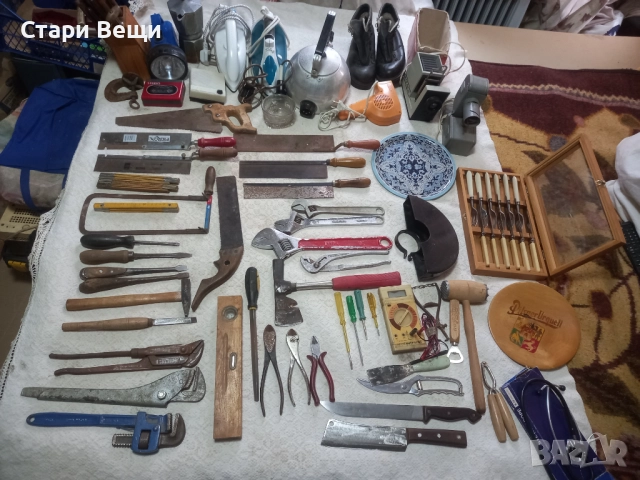 Стари инструменти ножове брадви ключове