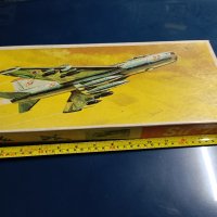 Модел на боен самолет СУ-7 /SU-7 GDR VEB Plasticart, снимка 2 - Колекции - 43770913