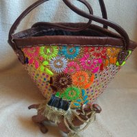 Мароканска ръчно изработена чанта от тъкана слама с флорална бродерия от памук, вълна и пайети, коже, снимка 3 - Чанти - 33509010