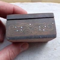Стара дървена кутийка с бронзови набивки и седеф, снимка 3 - Антикварни и старинни предмети - 38999931