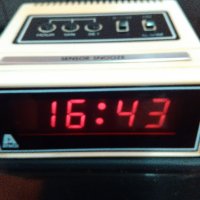 Стар електронен часовник-будилник ХОНГ КОНГ, снимка 1 - Антикварни и старинни предмети - 28295250