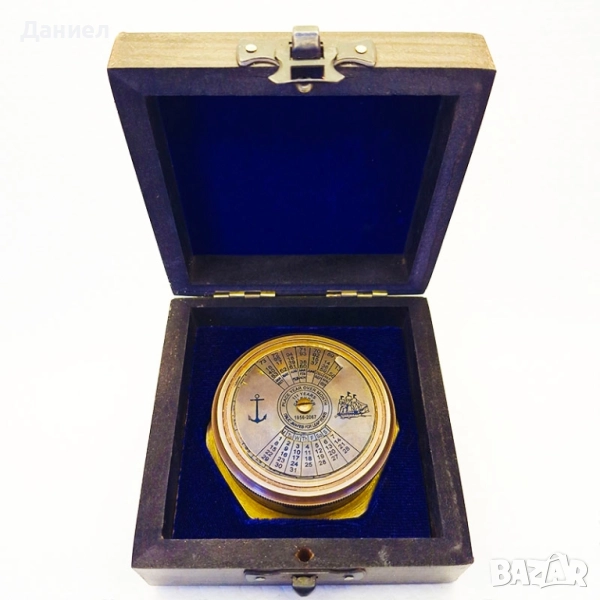 Компас бронзов със вечен календар в дървена кутия , снимка 1