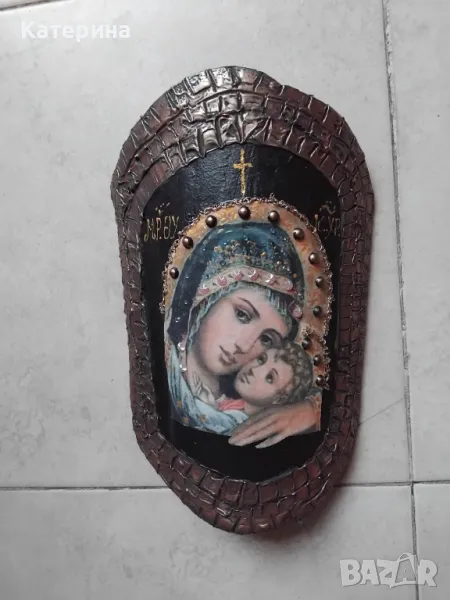 Богородица  с  Младенеца -декупаж върху керемида , снимка 1