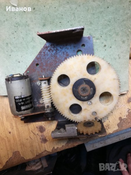 Червячен редуктор с 12 волтов двигател., снимка 1