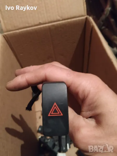 Бутон аварийни светлини за Toyota Avensis, снимка 1