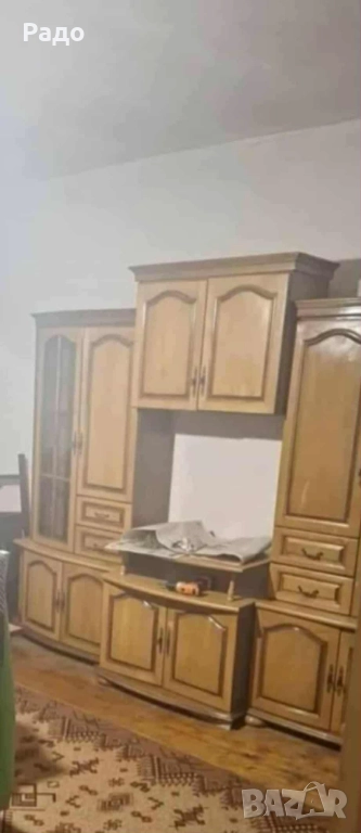 Продавам елегантна секция от масивен орех,в добро състояние., снимка 1