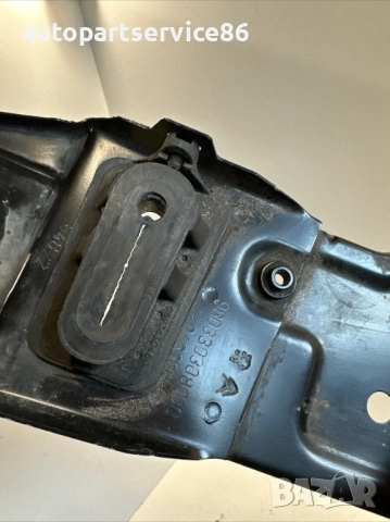 Долен държач за радиатор за Peugeot 3008 1.2T 65000 км (2022) 9803303080, снимка 2 - Части - 53594628