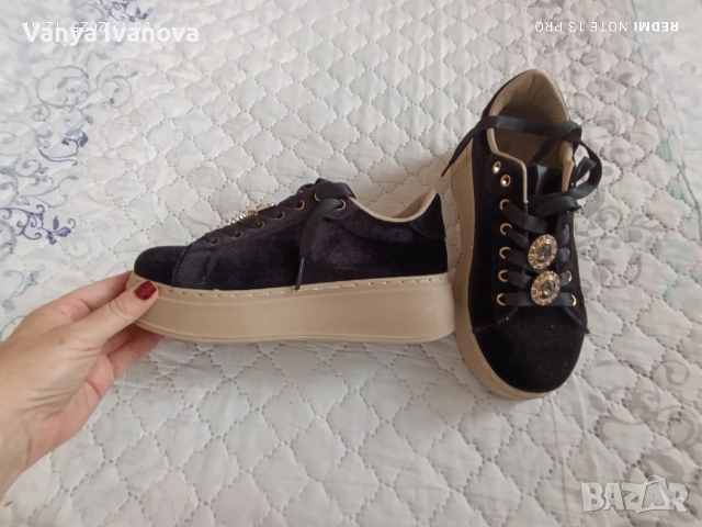 Черни плюшени кецове с брошки, снимка 3 - Кецове - 52803559