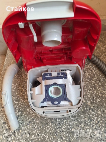 Прахосмукачка с торба Electrolux Essensio ZEO5410, 3 л, 1800 W, червена, снимка 5 - Прахосмукачки - 50637527