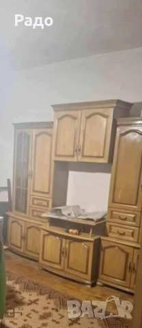 Продавам елегантна секция от масивен орех,в добро състояние.