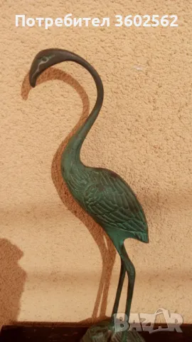 бронзово фламинго с патина