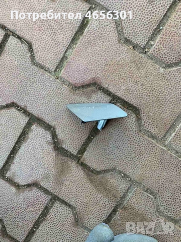 Предна дясна капачка на миялка на десен фар на Шкода Суперб само за 10лв. 3v0955110